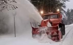 С заснеженными трассами Ленобласти борются авиационные роторы