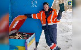 Жители деревни Менюши организовали на остановке дорожную библиотеку