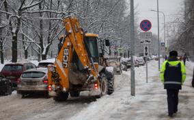 В Петербурге двое пьяных парней угнали трактор и прокатились на нем по Невскому району