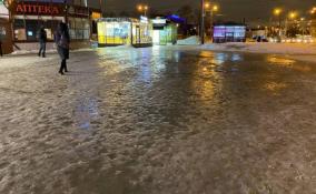 В Петербурге пенсионерка скончалась после падения на обледеневшем тротуаре