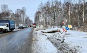 Незакрепленные бетонные плиты слетели с грузовика в Колтушах и снесли дорожные знаки