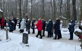 Фото: 6 февраля сотни людей пришли к часовне Ксении Петербургской