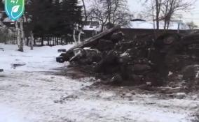 В Янино ликвидировали сарай из мусора и покрышек