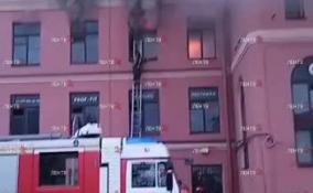 Видео: в Петербурге полыхает трехэтажное офисное здание