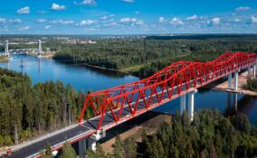 На новом мосту через Свирь уложили верхний слой асфальта