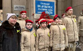 На Невском проспекте возложили цветы к мемориальной доске «Героизму и мужеству ленинградцев»