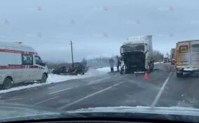 Легковушке оторвало крышу после столкновения с фурой на трассе «Кола» в Ленобласти