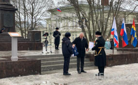 На площади Выборгских полков наградили военных и полицейских