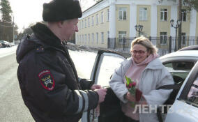 Женщин-водителей из Всеволожска поздравили сотрудники ДПС