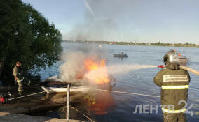 Двое пострадали при пожаре на прогулочном катере в Новой Ладоге