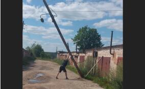 В Пикалево появился «Пизанский» столб