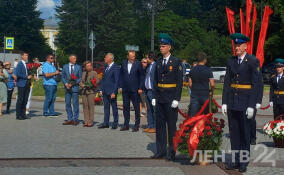 Губернатор Ленобласти возложил цветы в Выборге по случаю 80-летия окончания Ленинградской битвы