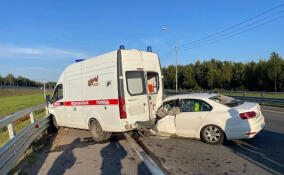 На трассе «Кола» легковушка врезалась в машину скорой помощи