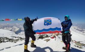 Ленинградские альпинисты водрузили флаг региона на пик Ленина в Таджикистане