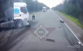 Появилось видео страшной аварии под Гатчиной, в которой погиб байкер