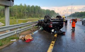 В Ленобласти попавшего в ДТП водителя обворовали прямо на дороге почти на 1,3 миллиона рублей