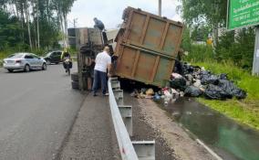 Мусоровоз перевернулся на дороге в Сосново