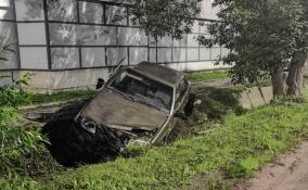 В Выборге водитель на легковушке врезался в забор, бросил пострадавшего пассажира и скрылся