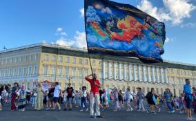 Более тысячи человек водили хороводы на Дворцовой площади