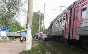 Во Всеволожском районе электричка смяла пытавшуюся проскочить машину