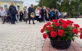 У стелы «Город воинской славы» в Гатчине прошел траурный митинг в память о погибших за освобождение города