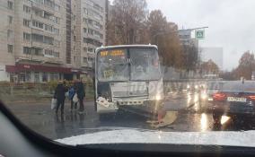 В Тихвине автобус с пассажирами врезался в пожарную машину