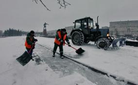 Сотрясения, переломы, контузия: жители Петербурга массово травмируются на скользких улицах города