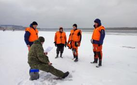 На обледеневшей Неве в Шлиссельбурге спасатели провели рейд по выявлению рыбаков-нарушителей